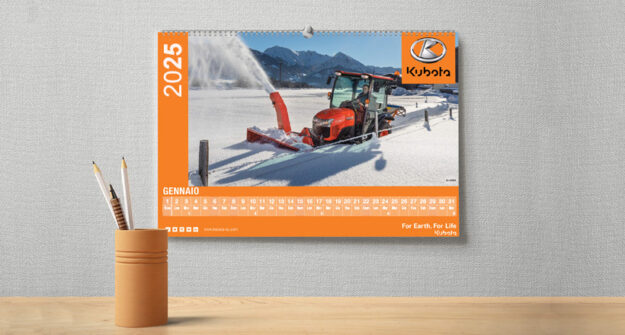 Calendario da parete del 2025 con un trattore Kubota che sgombera la neve, con la scritta GENNAIO (gennaio) in basso e il logo Kubota in alto a destra.