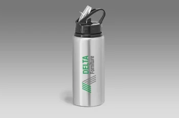 Una borraccia argentata con coperchio nero a ribalta e cannuccia, con il logo Delta Furniture verde e nero sulla parte anteriore, è visualizzata su uno sfondo grigio sfumato, perfetto per essere utilizzato come gadget promozionale.