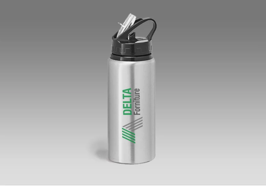 Una borraccia argentata con coperchio nero a ribalta e cannuccia, con il logo Delta Furniture verde e nero sulla parte anteriore, è visualizzata su uno sfondo grigio sfumato, perfetto per essere utilizzato come gadget promozionale.