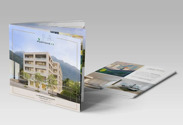 Un opuscolo immobiliare quadrato con un edificio in copertina viene mostrato aperto, con pagine interne contenenti foto di immobili e descrizioni testuali.