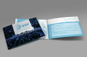 Viene mostrato un opuscolo intitolato WMF Membership Plan, con la copertina che mostra un grande pubblico e le pagine interne con testo e grafica in blu e bianco.