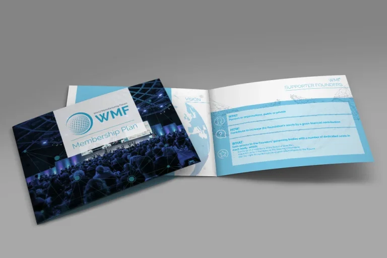 Viene mostrato un opuscolo intitolato WMF Membership Plan, con la copertina che mostra un grande pubblico e le pagine interne con testo e grafica in blu e bianco.
