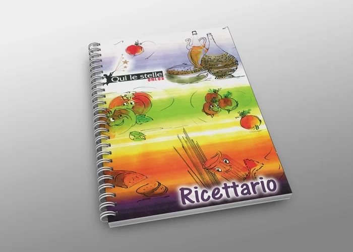 Libro di ricette italiane rilegato a spirale intitolato Ricettario con illustrazioni colorate di pomodori, pane, pasta, olio d'oliva e aceto sulla copertina.