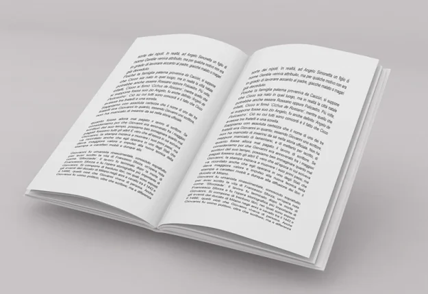 Un libro aperto, frutto di una stampa libri di alta qualità, è adagiato su una superficie piatta e chiara, con due pagine riempite di testo in italiano.