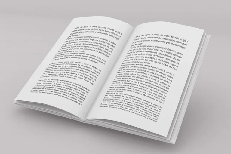 Un libro aperto, frutto di una stampa libri di alta qualità, è adagiato su una superficie piatta e chiara, con due pagine riempite di testo in italiano.