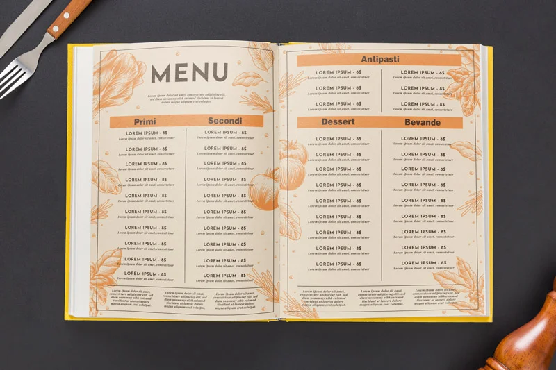 Menu di un ristorante aperto su un tavolo, con sezioni per Primi, Secondi, Antipasti, Dessert e Bevande, con testo segnaposto e illustrazioni di cibo in arancione.