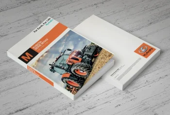 Una pila di opuscoli con un trattore Kubota in copertina, appoggiati su una superficie di legno chiaro. La brochure riporta il logo Kubota e il testo For Earth, For Life.