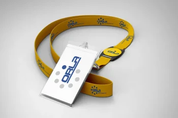 Un cordino giallo con logo ORLA blu e bianco, perfetto come gadget promozionale, è agganciato a un portabadge in plastica trasparente contenente una card con il logo ORLA.
