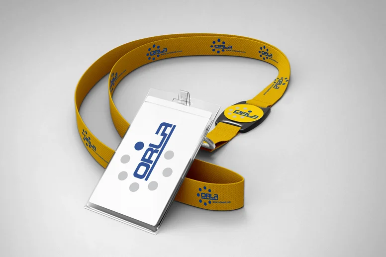 Un cordino giallo con logo ORLA blu e bianco, perfetto come gadget promozionale, è agganciato a un portabadge in plastica trasparente contenente una card con il logo ORLA.