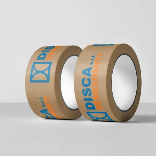 Due rotoli di nastro da imballaggio marrone con marchio DISCA SERRAMENTI blu e arancione, esposti in verticale e sui lati su uno sfondo bianco.