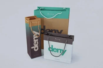 Tre borse della spesa di dimensioni e colori diversi, con logo deny e manici in corda, disposte in verticale su uno sfondo chiaro.
