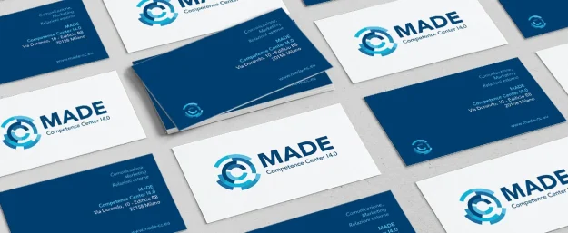 Stampa biglietti da visita I biglietti da visita del MADE Competence Center I4.0 sono disposti su una superficie, con il logo dell'azienda, il nome, i dati di contatto e una combinazione di colori blu e bianco.