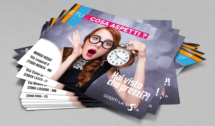 Una pila di cartoline promozionali presenta una donna sorpresa che regge un orologio, con un testo in italiano che evidenzia le offerte urgenti e gli indirizzi dei negozi elencati a lato.