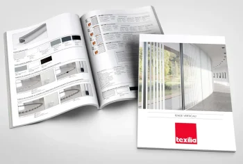 Vengono mostrate due brochure, una aperta e una chiusa. La brochure chiusa presenta in copertina le tende verticali, il logo texilìa e una raffinata Tipografia. La brochure aperta mostra le specifiche del prodotto.