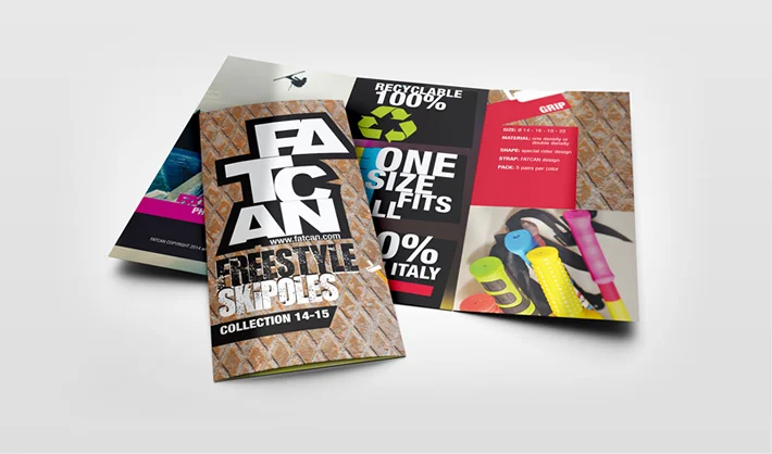 Una brochure trifoglio per gli skipole freestyle FACT CAN, con dettagli sul prodotto, opzioni di impugnatura e impugnature colorate con testo in grassetto su uno sfondo strutturato.